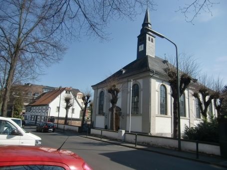Urdenbach : Urdenbacher Dorfstraße, die barocke evangelische Dorfkirche in Urdenbach ist eine der ältesten evang. Kirchen im Stadtgebiet von Düsseldorf.